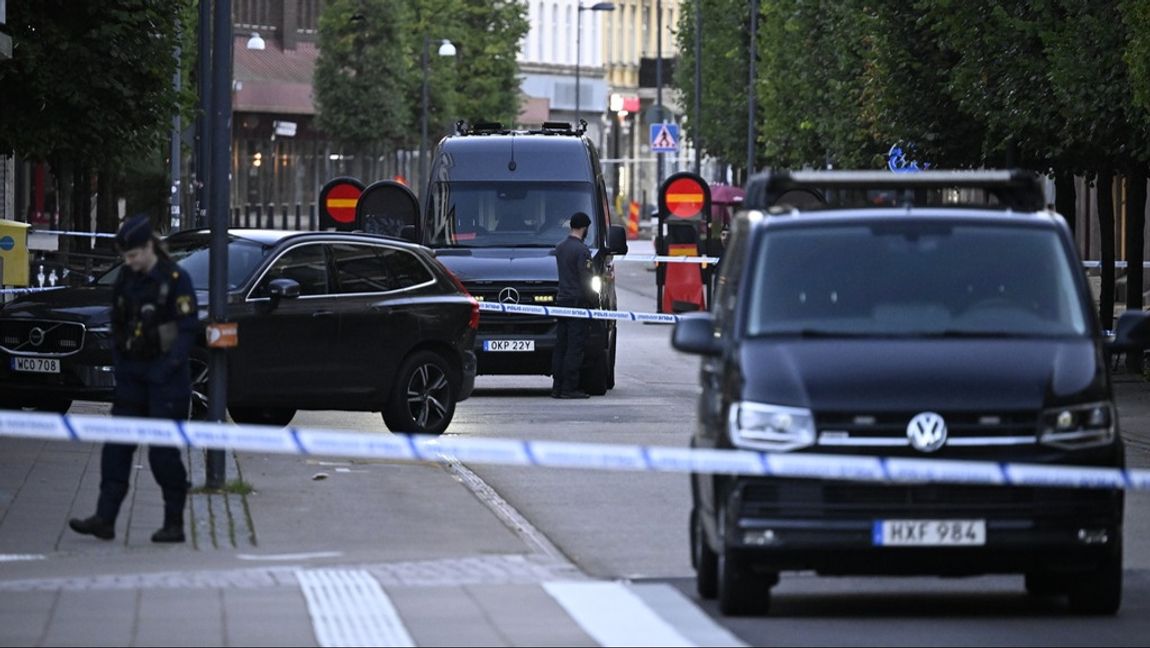 Polis på plats i centrala Helsingborg efter en explosion i en trappuppgång. Foto: Johan Nilsson/TT