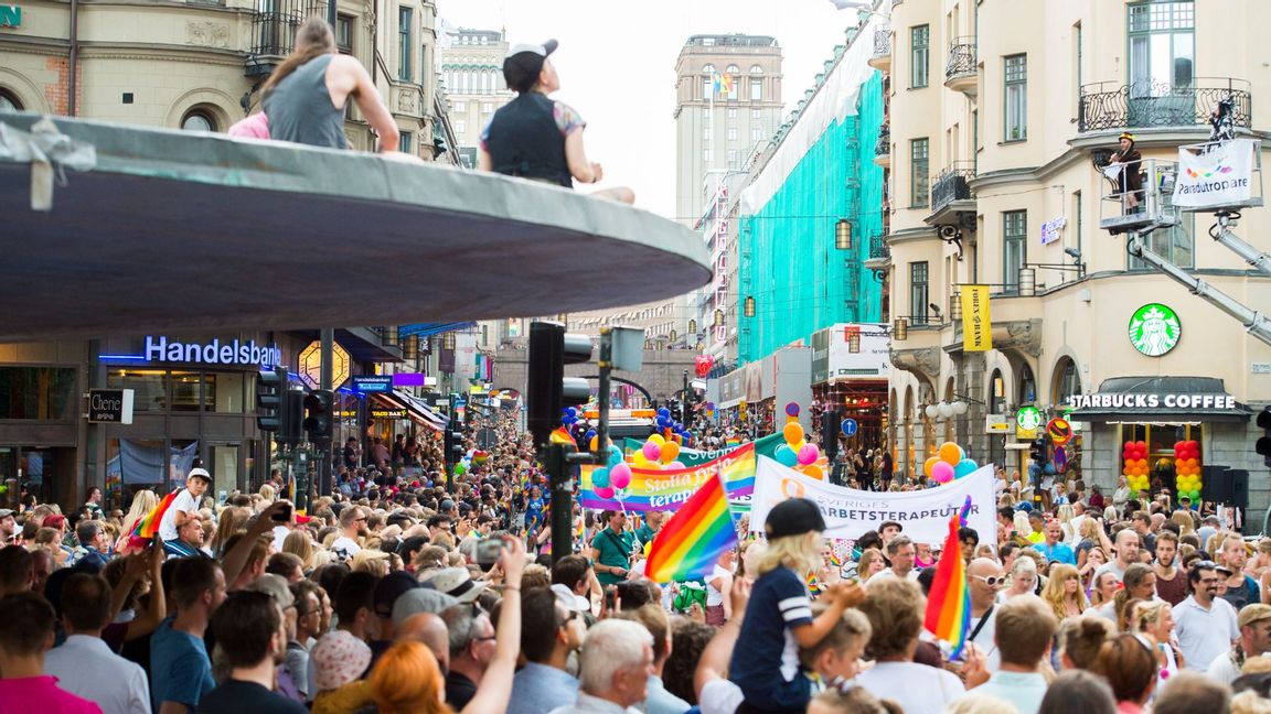 Genrebild. Folkmassa vid ”Svampen” på Stureplan i Stockholm under Pride-paraden 2016. Foto: Erik Nylander/TT