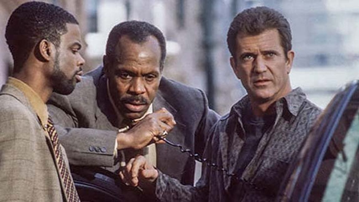 Danny Glover och Mel Gibson som poliserna Murtaugh och Riggs. Pressbild. (Foto: Warner Bros)