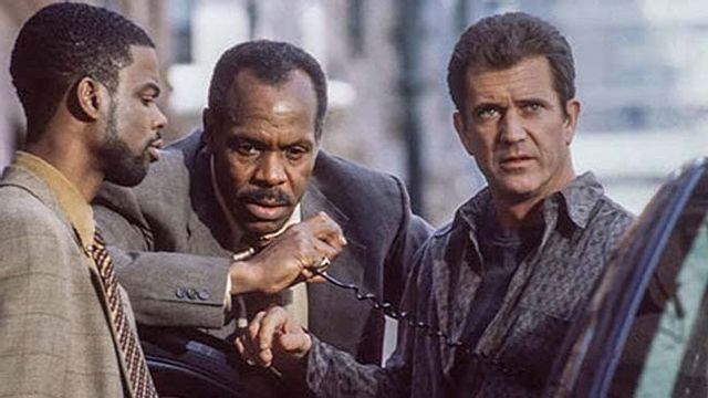 Danny Glover och Mel Gibson som poliserna Murtaugh och Riggs. Pressbild. (Foto: Warner Bros)