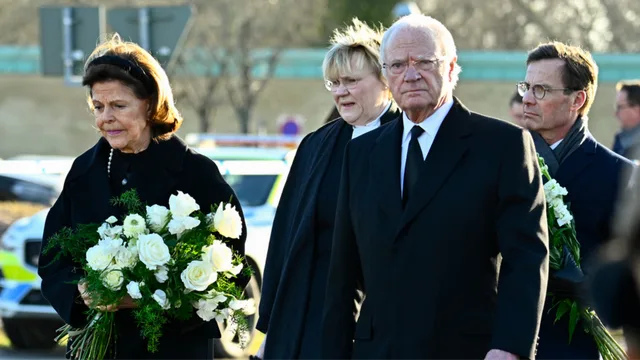 Drottning Silvia, kung Carl Gustaf, statsminister Ulf Kristersson (M) med sin fru Birgitta Ed besöker minnesplatsen där sörjande placerat ljus och blommor. Foto: Anders Wiklund/TT