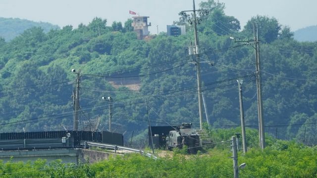 Nordkorea har tagit bort några av de högtalare som landet satt upp vid gränsen mot Sydkorea. Ahn Young-joon/AP/TT