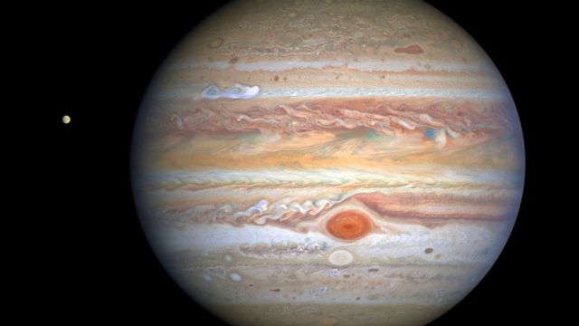 Jupiter med Europa, en av planetens åtta månar. 
Foto: Nasa