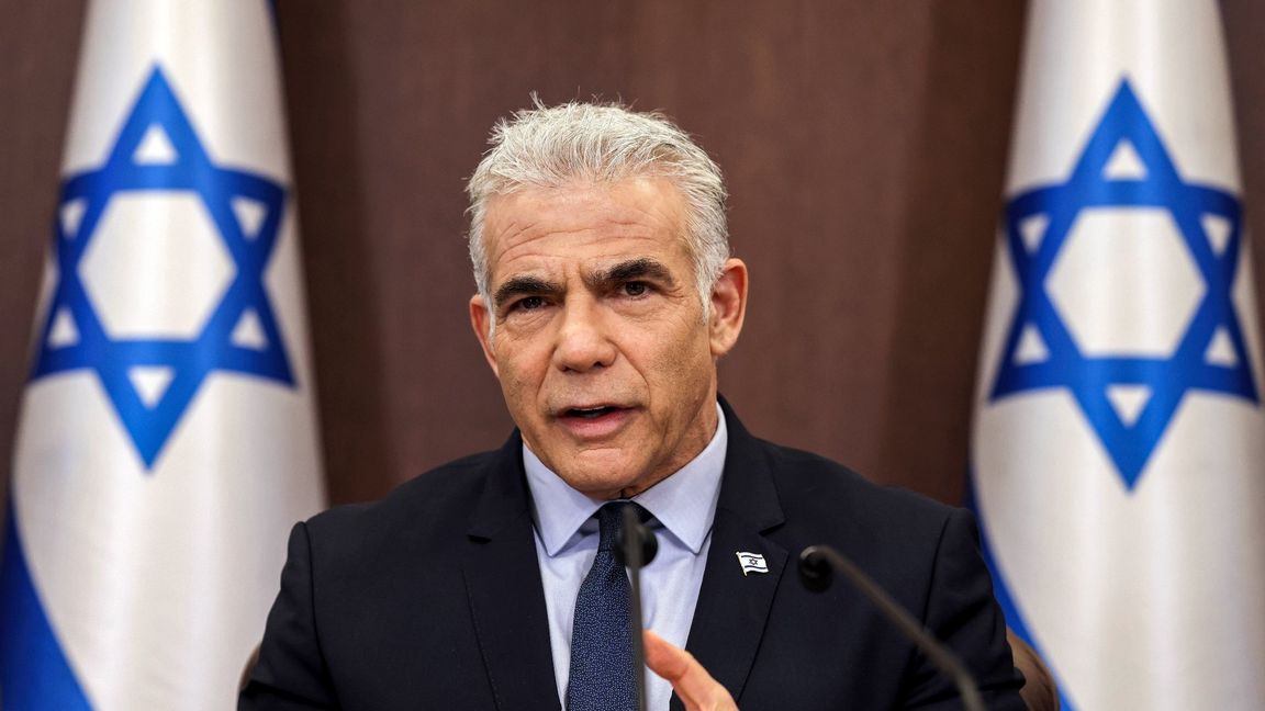 Israels premiärminister Yair Lapid under sitt kabinettsmöte i Jerusalem. Foto: Ronaldo Schemidt/AP/TT  