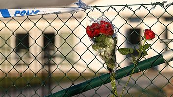 Blommor på stängslet utanför det vårdboende i Enköping där en ung kvinna i personalen dödades med kniv 2022. Bild: Fredrik Sandberg / TT 