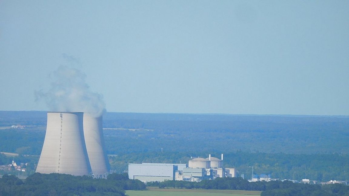 Kärnkraftsanläggningen Belville, från den förra stora franska satsningen på kärnkraft, ligger längs floden Loire mellan Nevers och Orléans. Den består av två stora kärnreaktorer på 1 300 MW. Foto: Cjp24