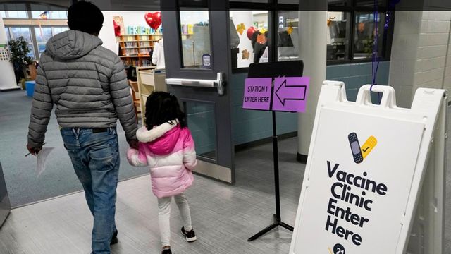 USA:s smittskyddsmyndighet CDC uppmanar fem- till elvaåringar att ta en tredje covidvaccinspruta, en så kallad booster. Foto: Nam Y. Huh/AP/TT/Arkivbild.