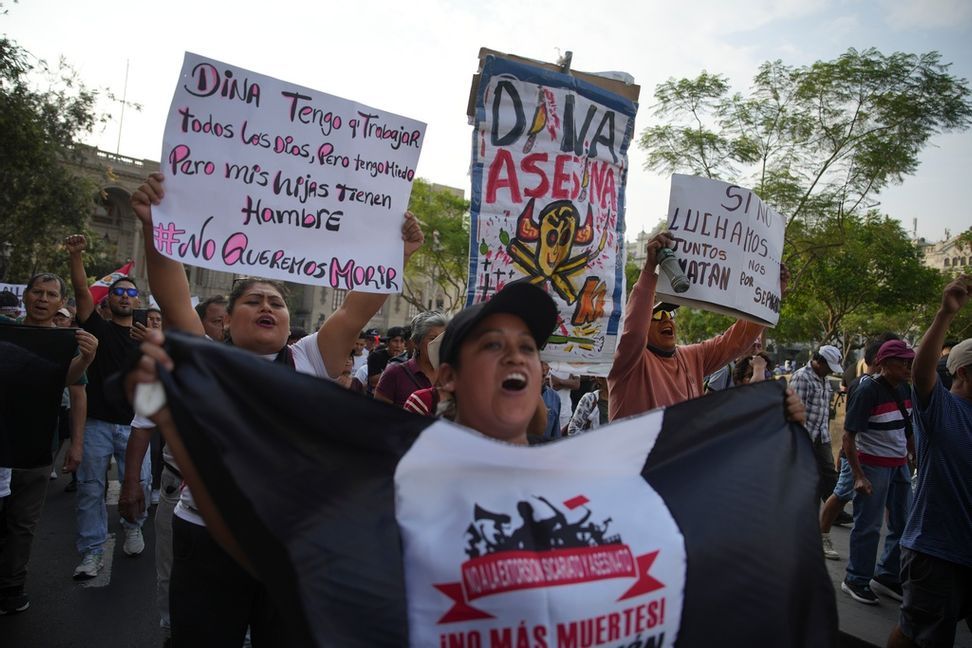 En protest mot våldet i Lima i mars. Foto: Guadalupe Pardo/AP/TT