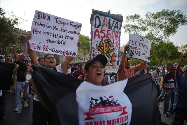 En protest mot våldet i Lima i mars. Foto: Guadalupe Pardo/AP/TT