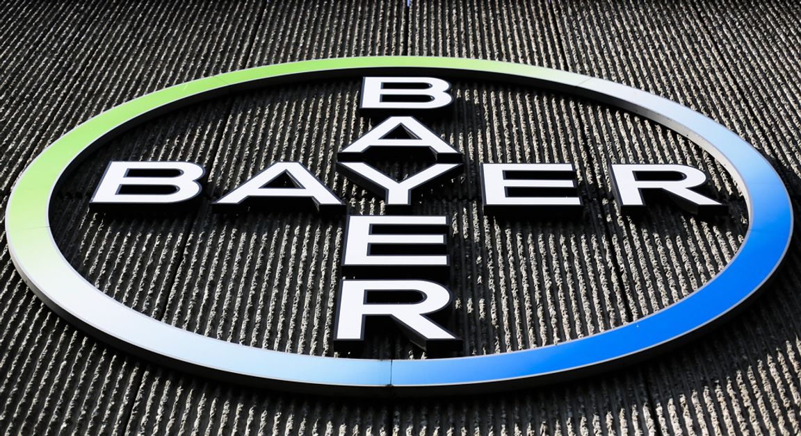 Aktiekursen i tyska kemikoncernen Bayer föll sedan en domstol i USA beslutat att företaget ska betala stora skadestånd kopplade till bekämpningsmedlet Roundup. Arkivbild. Markus Schreiber/AP/TT
