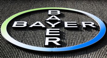 Aktiekursen i tyska kemikoncernen Bayer föll sedan en domstol i USA beslutat att företaget ska betala stora skadestånd kopplade till bekämpningsmedlet Roundup. Arkivbild. Markus Schreiber/AP/TT