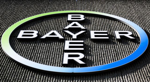 Aktiekursen i tyska kemikoncernen Bayer föll sedan en domstol i USA beslutat att företaget ska betala stora skadestånd kopplade till bekämpningsmedlet Roundup. Arkivbild. Markus Schreiber/AP/TT