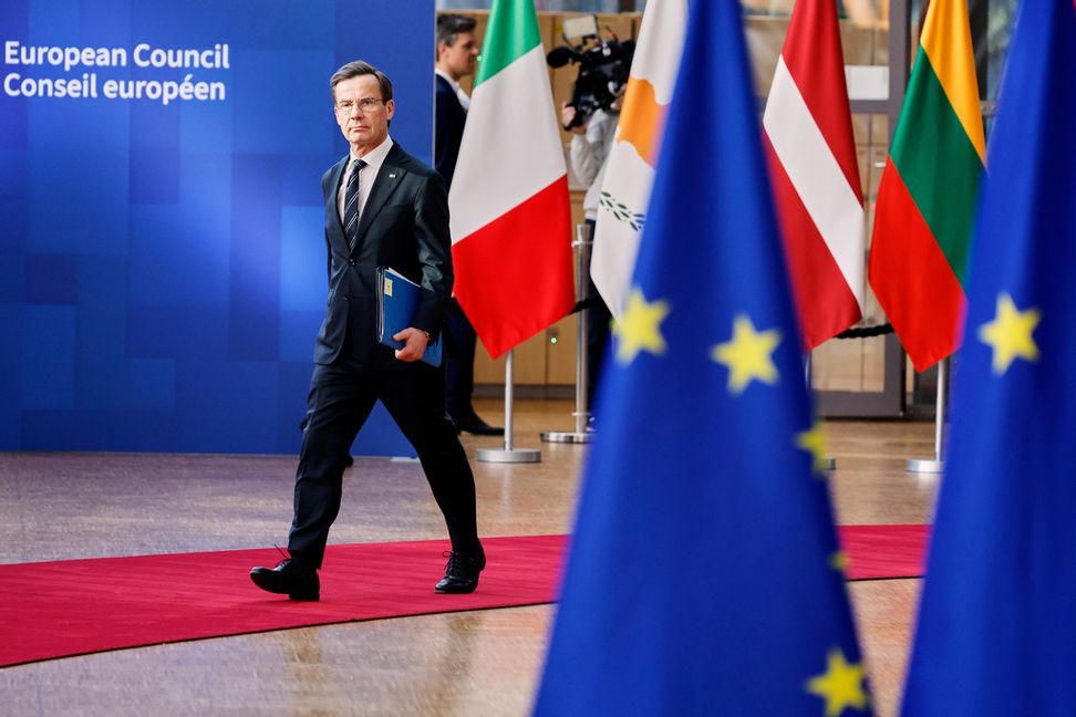Statsminister Ulf Kristersson på väg in till torsdagens EU-toppmöte. Geert Vanden Wijngaert/AP/TT