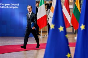 Statsminister Ulf Kristersson på väg in till torsdagens EU-toppmöte. Geert Vanden Wijngaert/AP/TT