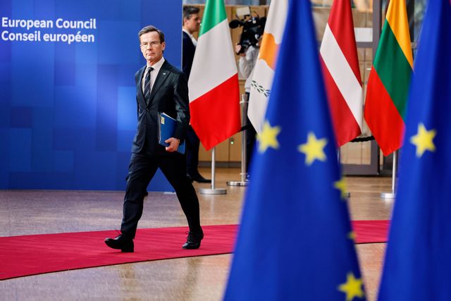 Statsminister Ulf Kristersson på väg in till torsdagens EU-toppmöte. Geert Vanden Wijngaert/AP/TT