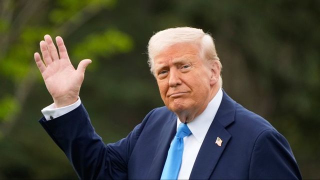 Donald Trump stoppar federala kontrakt till franska företag med DEI-policies. Foto: AP