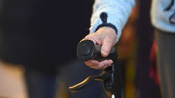 Vågen av bedrägerier och stölder riktade mot äldre rullar vidare. Foto: Pontus Lundahl/TT