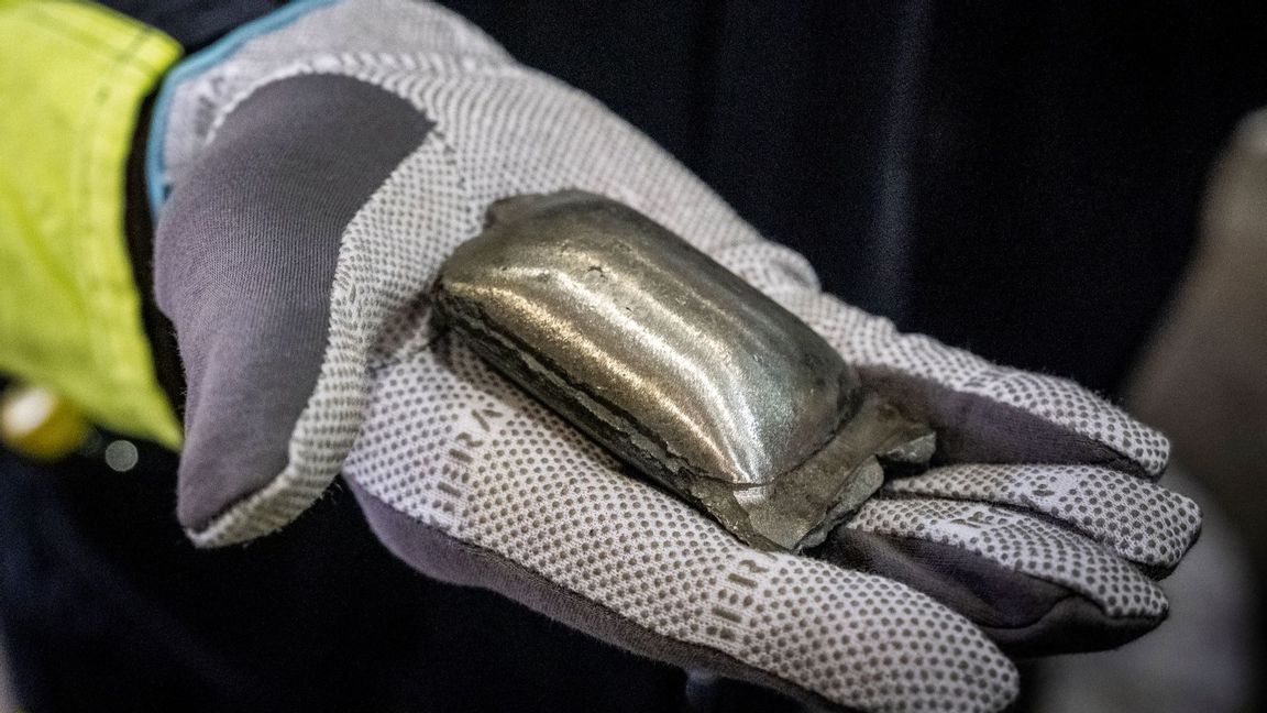 The first iron sponge produced by SSAB using fossil free methods. If the experiments with hybrit steel are successful and the production of fossil free steel can be scaled up, what is the economic value of this progress? Photo: Magnus Hjalmarson Neideman/SvD/TT