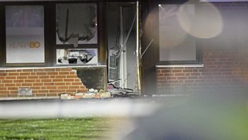 En explosion har förstört dörr och fönster i en lokal tillhörande ett bostadsbolag i ett område i Trelleborg. Foto: JOHAN NILSSON/TT