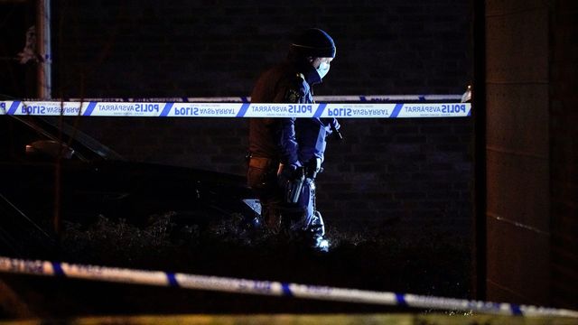 Polisens kriminaltekniker arbetar innanför avspärrningar. Foto: Johan Nilsson / TT 