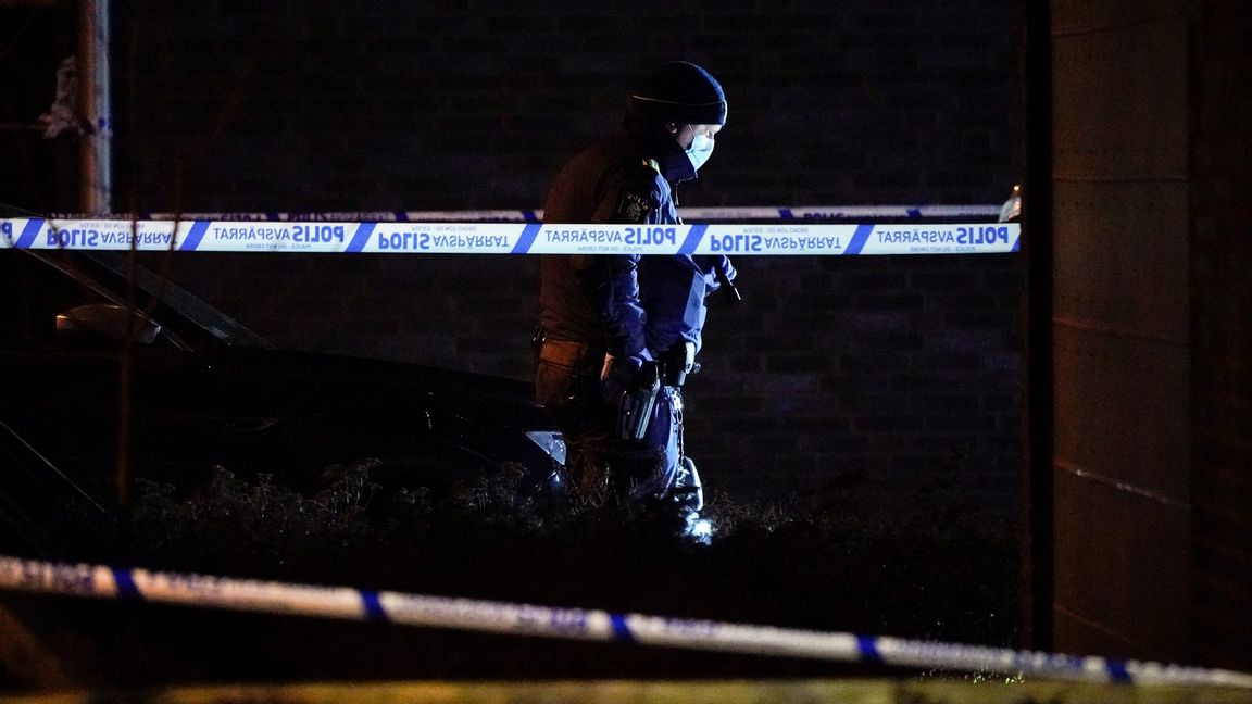 Polisens kriminaltekniker arbetar innanför avspärrningar. Foto: Johan Nilsson / TT