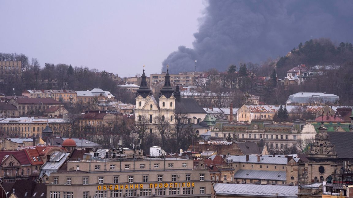 Svart rök stiger över Lviv i nordvästra Ukraina på lördagen. Foto: Nariman El-Mofty/AP/TT