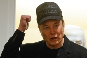Elon Musk pratar under Donald Trumps första regeringsmöte i Vita huset på onsdagen. Foto: Pool via AP/TT