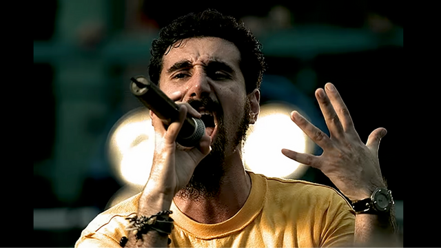 System of a Down-sångaren Serj Tankian, här i videon av en av deras största hits, ”Chop Suey!”. Foto: Skärmavbild Youtube