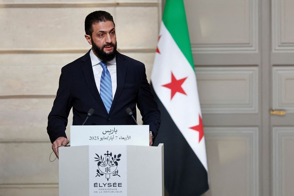 Syriens tillförordnade president Ahmad al-Sharaa på besök i Paris i början av maj. Arkivbild. Foto: Stephanie Lecocq/AP/TT
