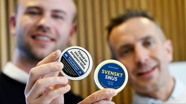 Moderaterna är ett av de partier som vill göra snus tillåtet i hela EU. Douglas Thor och Tomas Tobé, toppkandidat för M i EU-valet, på bild. Foto: Fredrik Sandberg/TT