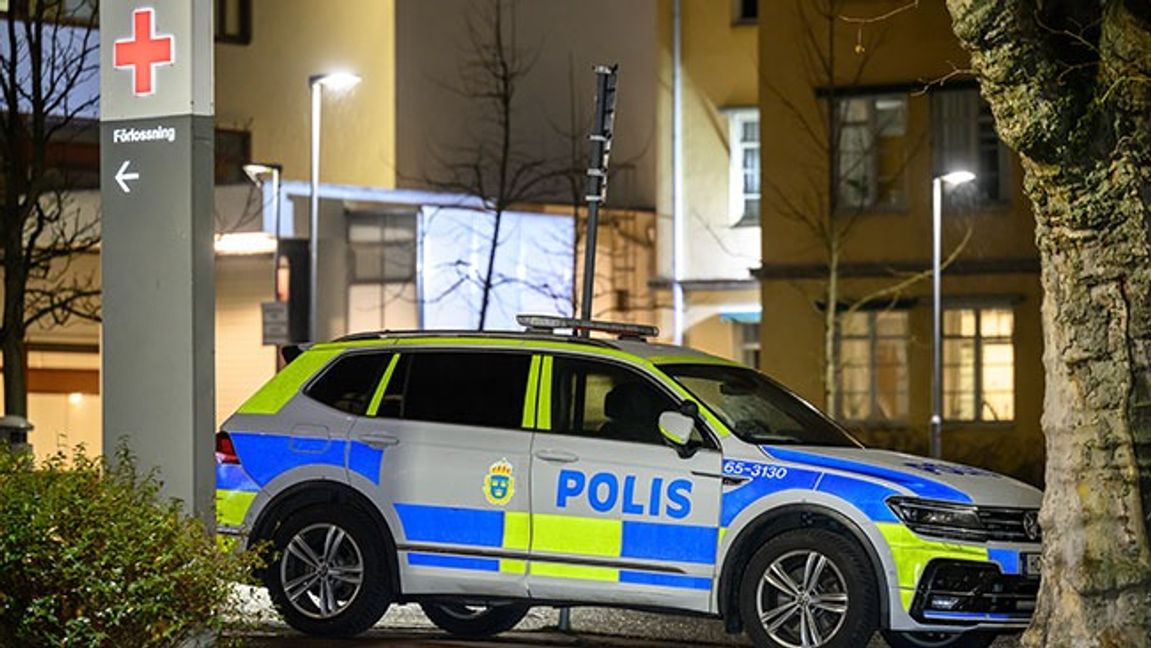 Polis på plats vid kvinnokliniken vid Skånes universitetssjukhus i Malmö efter ett larm om en grov våldtäkt, som nu visat sig varit falskt. Foto: Johan Nilsson / TT