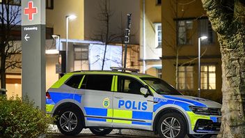Polis på plats vid kvinnokliniken vid Skånes universitetssjukhus i Malmö efter ett larm om en grov våldtäkt, som nu visat sig varit falskt. Foto: Johan Nilsson / TT
