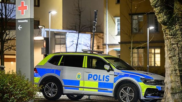Polis på plats vid kvinnokliniken vid Skånes universitetssjukhus i Malmö efter ett larm om en grov våldtäkt, som nu visat sig varit falskt. Foto: Johan Nilsson / TT