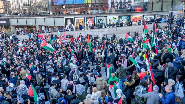 Bild på Palestinademonstration i Stockholm 2023. Demonstrationer med koppling till konflikter utanför Sveriges gränser har blivit vanliga i svenska städer. Foto: Frankie Fouganthin, CC BY 4.0, via Wikimedia Commons