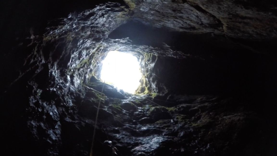 Kvinnan blev nedputtad i ett 25 meter djupt gruvhål utanför Norberg. Foto: Sjöfartsverkets Sjö- och flygräddningscentral JRCC/TT