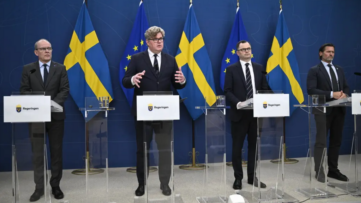 Bild från torsdagens pressträff där regeringen presenterar förslaget om tidsobestämda fängelsestraff. Foto: Fredrik Sandberg/TT