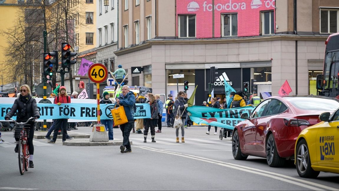 Aktivism finns i många former. Men en växande grupp av aktivisterna, både på gator och i myndigheter, ställer sig mot demokratiska beslut. Foto: Janerik Henriksson/ TT