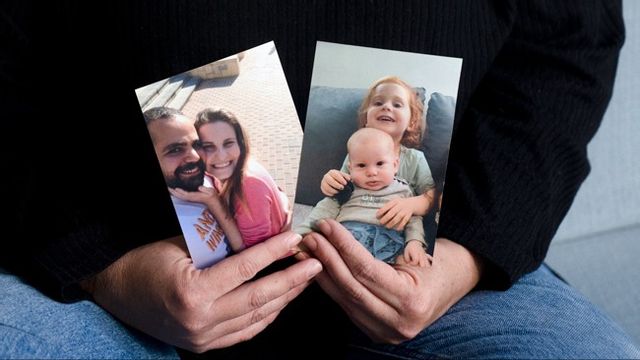 Yifat Zailer visar foton på sin kusin Shiri Bibas (mitten), hennes make Yarden (vänster) och deras söner Ariel (överst höger) och Kfir, som togs som gisslan av Hamas-terrorister. Foto: AP