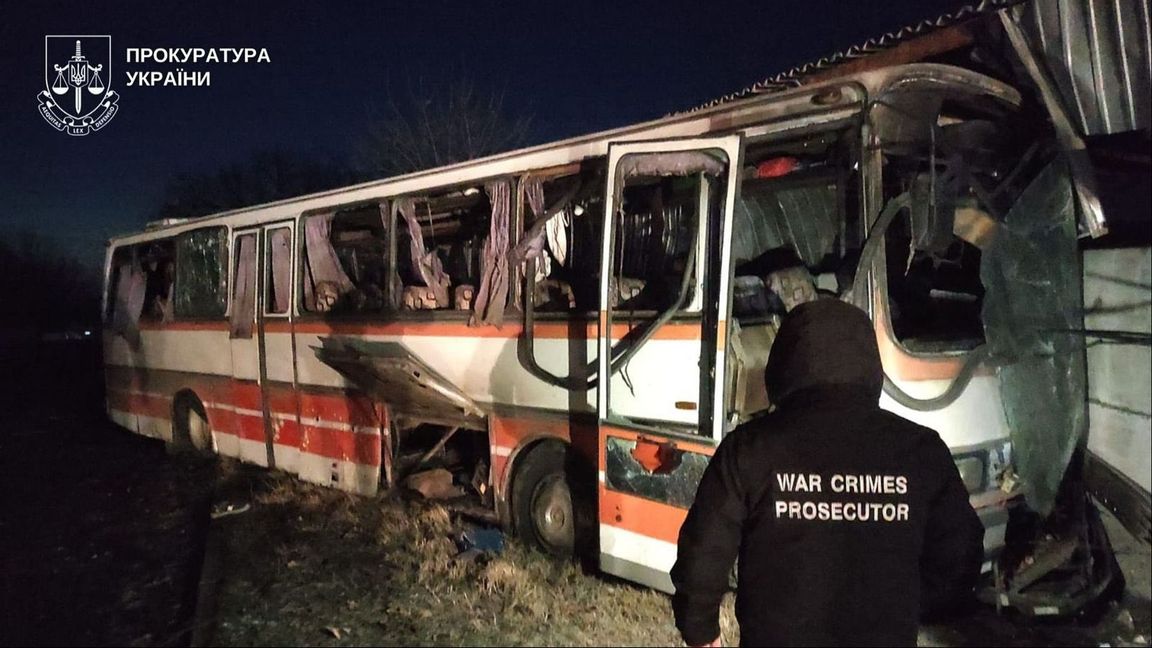 Bild på bussen som träffades av ryska drönare. Foto: Ukrainian Prosecutor’s Office via AP/TT