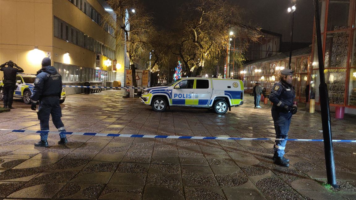 Tre personer har skjutits i Tensta i nordvästra Stockholm, på två olika platser. En av personerna sköts till döds. Foto: Amir Nabizadeh/TT