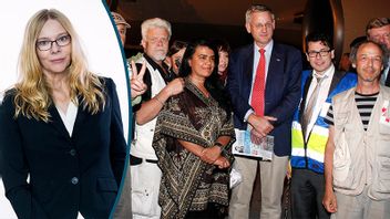 Carl Bildt har tagit ställning på sätt som ibland skapat viss irritation, här poserar han i Turkiet med Palestinaaktivister efter deras avbrutna försök att nå det Hamas-styrda Gaza med båt. Foto: Aykut AKICI /Turkpix/TT 