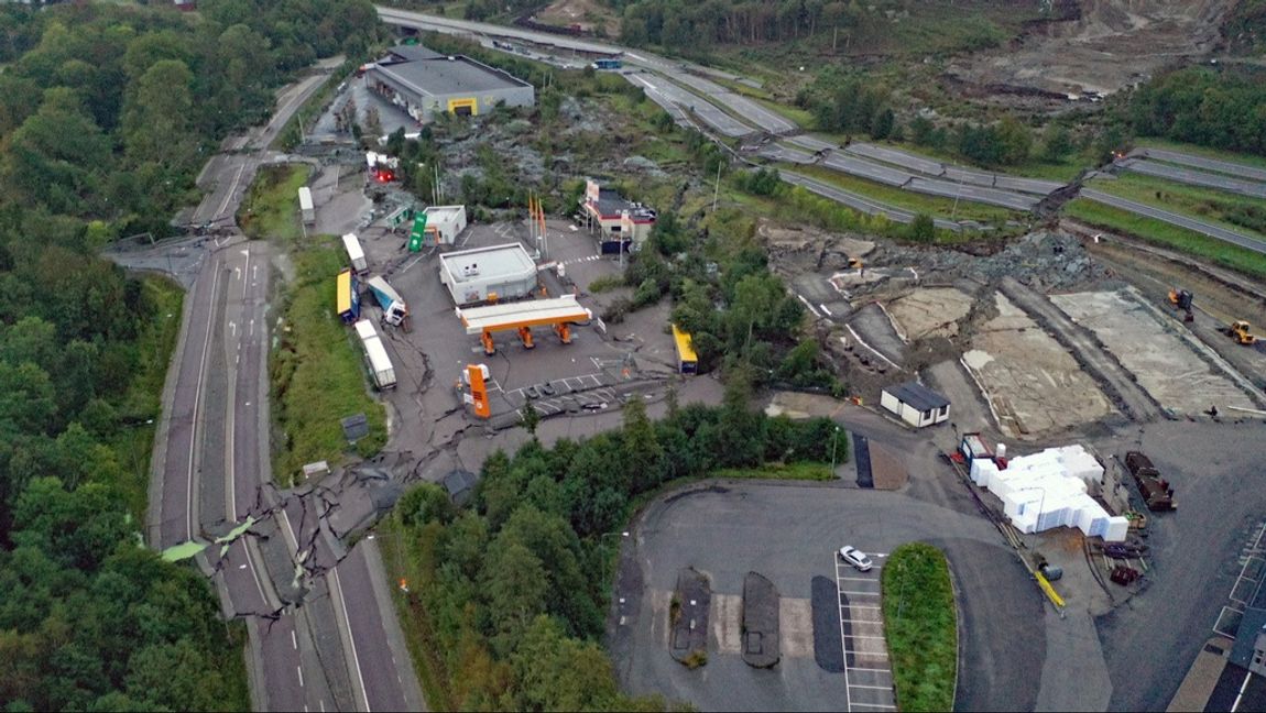 E6 vid Stenungsund är avstängd i båda riktningarna efter att ihållande regn har orsakat ett jordskred med stora skador på vägbanan som konsekvens. Foto: Mikael Berglund/TT