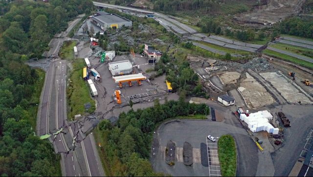 E6 vid Stenungsund är avstängd i båda riktningarna efter att ihållande regn har orsakat ett jordskred med stora skador på vägbanan som konsekvens. Foto: Mikael Berglund/TT