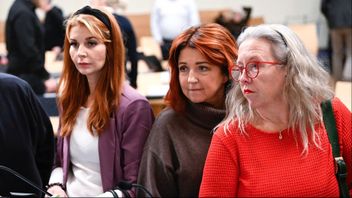 Louise Erixon (SD), Birgit Birgersson Brorsson (S) och Kith Mårtensson (M) vid kommunfullmäktiges möte i Furulunds skolans aula i Sölvesborg. Foto: Johan Nilsson/TT