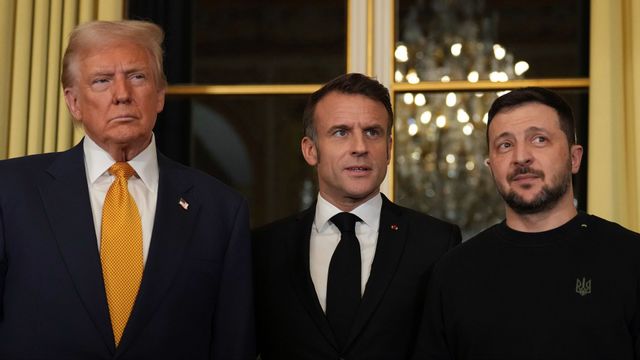Donald Trump, Frankrikes president Emmanuel Macron och Ukrainas president Volodymyr Zelenskyj under det historiska mötet i Paris i samband med återinvigningen av Notre-Dame-katedralen. Foto: Aurelien Morissard/AP/TT
