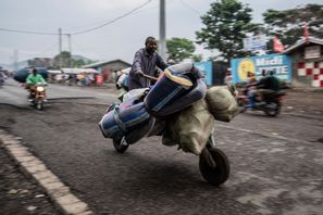 Goma-bor har samlat ihop sina ägodelar och flyr mot stadens centrum. Bild från i söndags. Foto: Moses Sawasawa/AP/TT