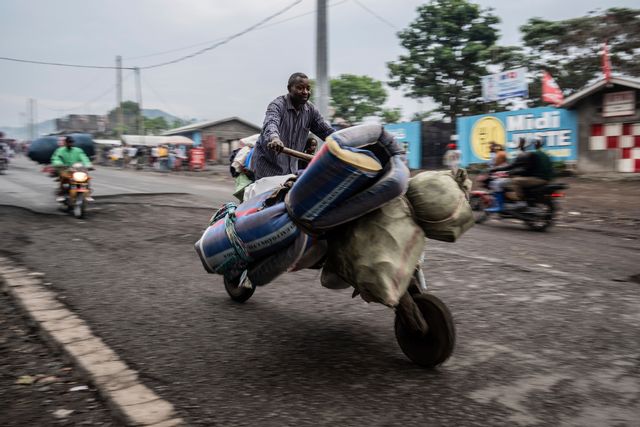 Goma-bor har samlat ihop sina ägodelar och flyr mot stadens centrum. Bild från i söndags. Foto: Moses Sawasawa/AP/TT