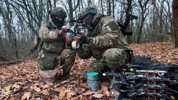 Ryska soldater fäster sprängämnen till drönare nära fronten i Ukraina i bilder offentliggjorda den 28 november 2025. Foto: Det ryska försvarsministeriets presstjänst via AP
