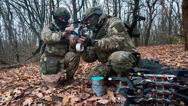 Ryska soldater fäster sprängämnen till drönare nära fronten i Ukraina i bilder offentliggjorda den 28 november 2025. Foto: Det ryska försvarsministeriets presstjänst via AP