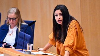 Nooshi Dadgostar (V) under partiledardebatt i riksdagen. Bild: Anders Wiklund / TT